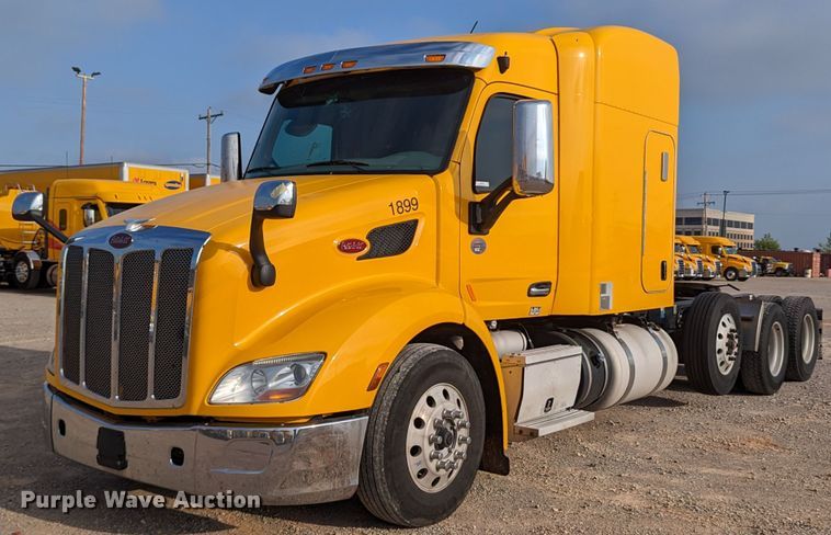 2019 Peterbilt 579  semi truck - MN9986