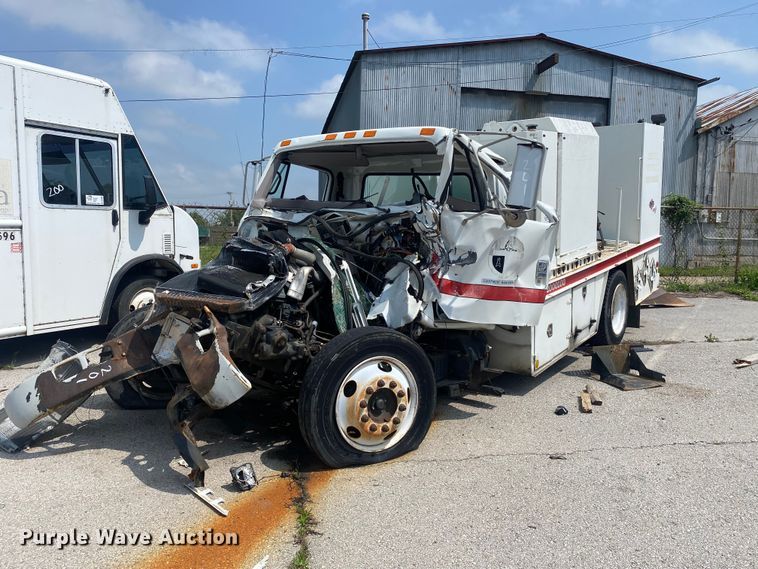 2000 International 4700  fuel / lube truck - DP3100
