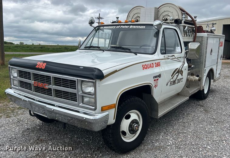 1983 GMC Sierra K3500  pumper fire truck - DR5642