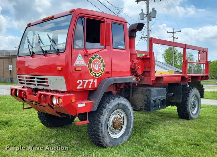 1997 Stewart & Stevenson  flatbed truck - LR9223