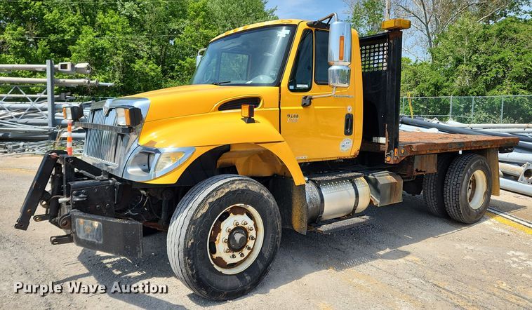 2006 International 7400  flatbed truck - LX9542