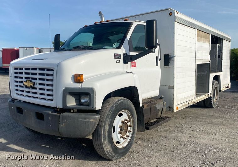 2004 Chevrolet C6500  delivery truck - DL7202