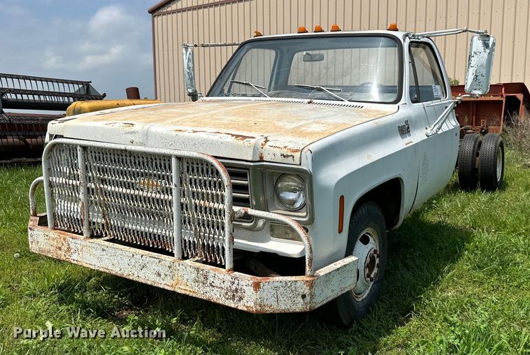 1975 Chevrolet C30  pickup truck cab and chassis - DO4975