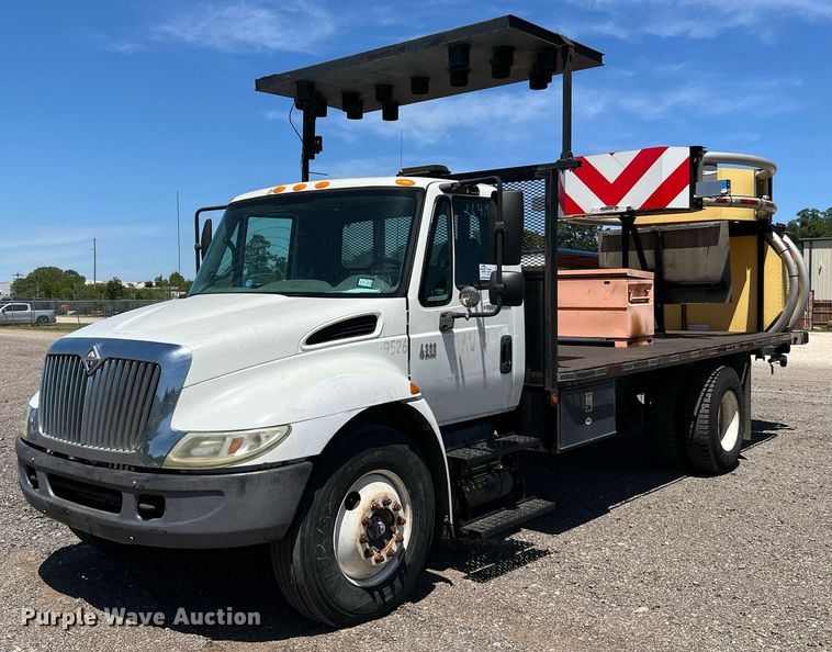 2005 International 4300  flatbed truck with crash attenuator - DQ2045