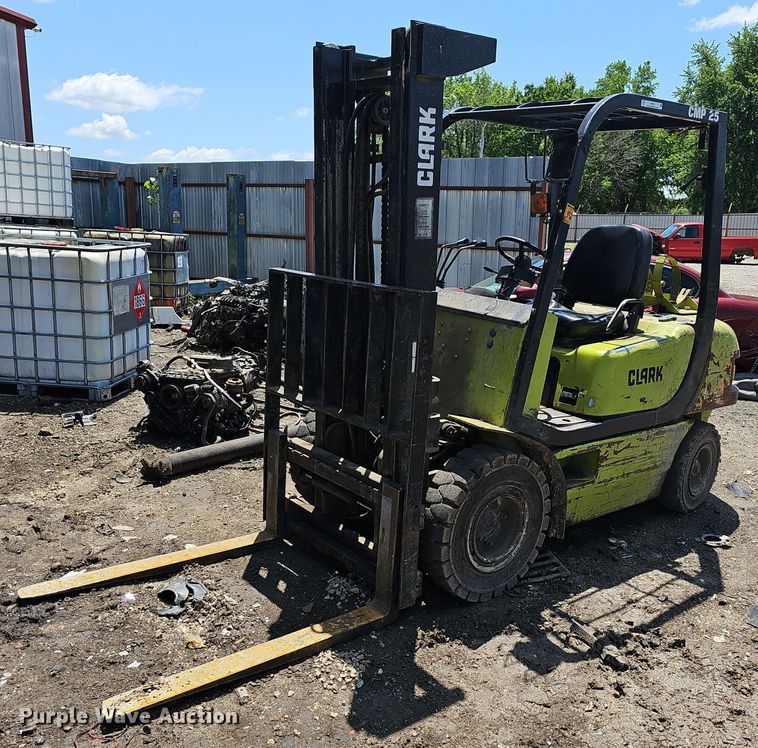 Clark CMP25  forklift - LW9611