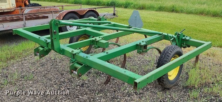 John Deere  chisel - LE9049