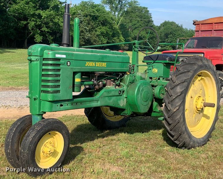 1949 John Deere B  tractor - LH9632