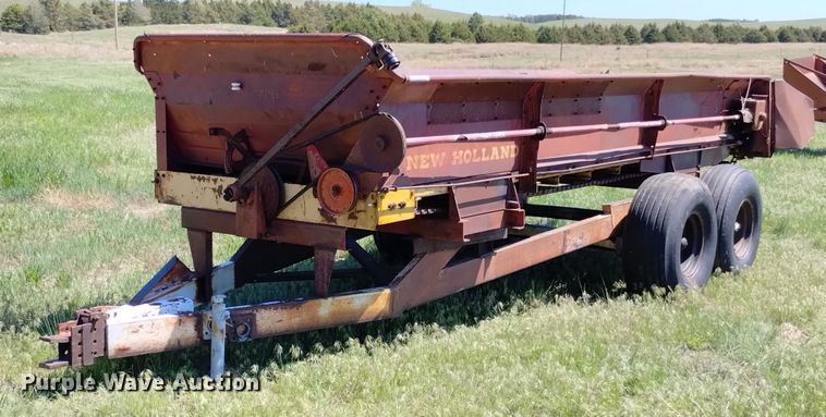 New Holland 677-S  manure spreader - LP9565