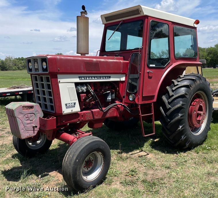 1974 International Farmall 966  tractor - LY9782