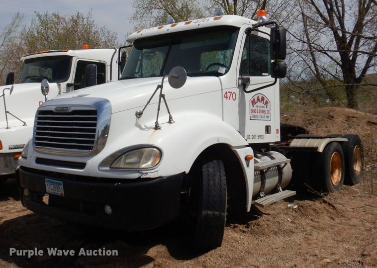 2004 Freightliner Columbia 120  semi truck - AF9735