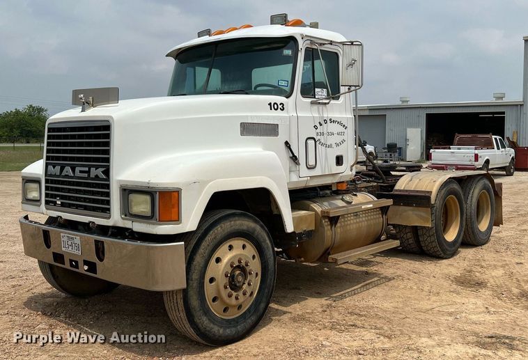 1995 Mack CH613  semi truck - DJ0832