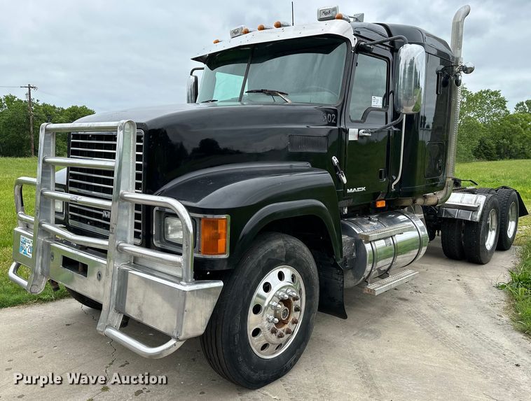 2009 Mack 600  semi truck - DP3121