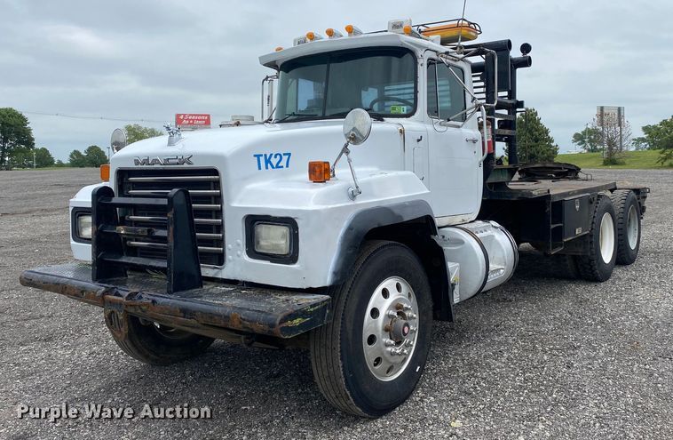 2003 Mack RD688S  winch truck - KB9437
