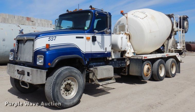 2003 International 5500i  ready mix truck - KU9947