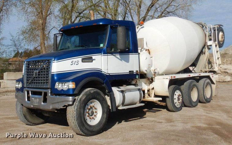 2002 Volvo VHD  ready mix truck - KU9965
