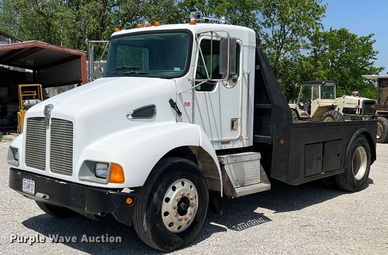 1999 Kenworth T300  flatbed truck - LG9126