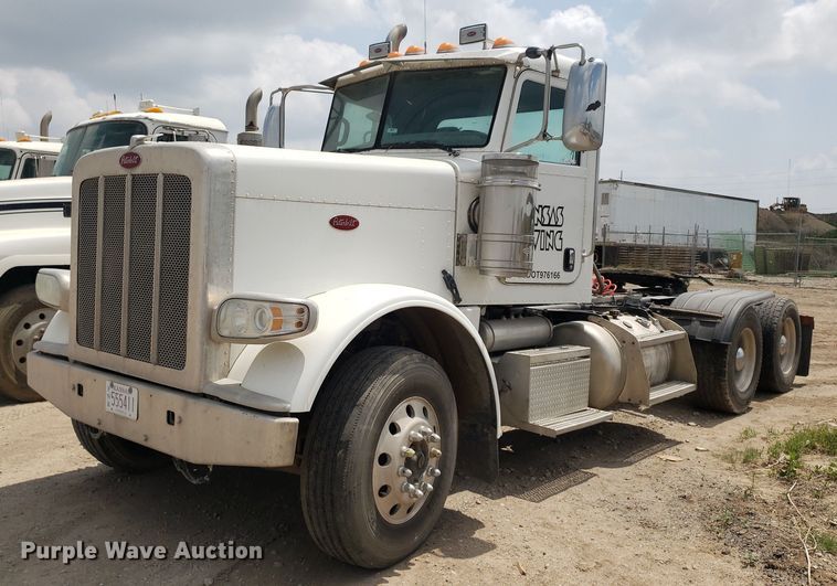 2013 Peterbilt 388  semi truck - LT9747