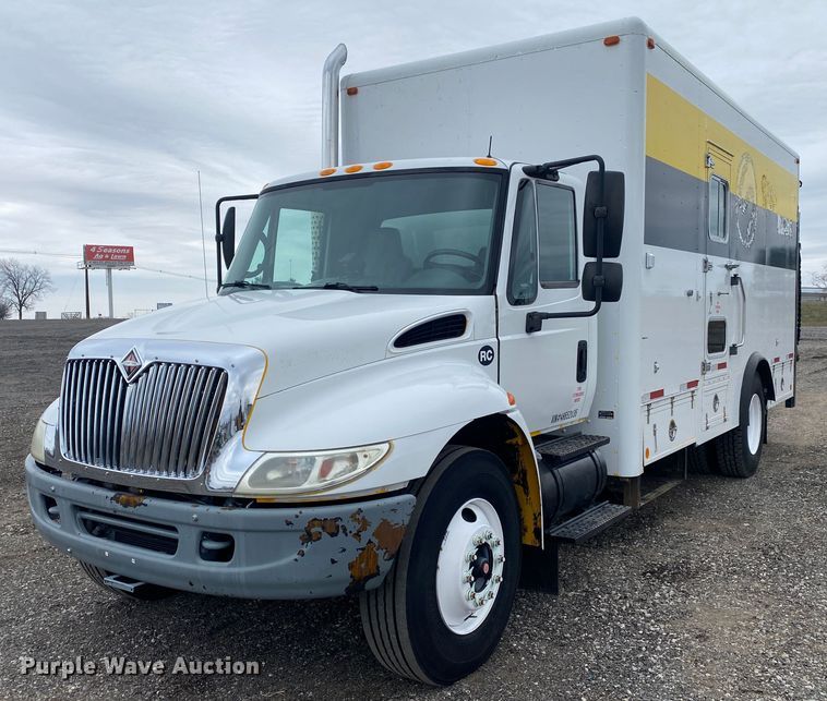 2004 International 4400  box truck - KB9592