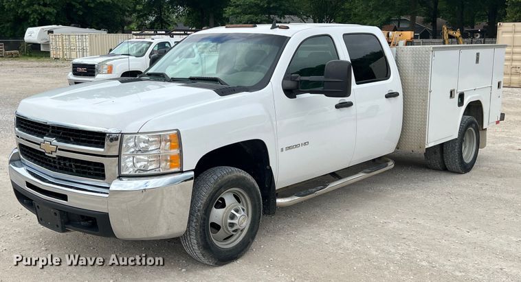 2008 Chevrolet Silverado 3500HD  Crew Cab utility bed pickup truck - LG9190