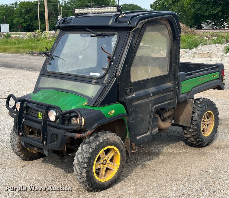 John Deere Gator  utility vehicle - LG9235