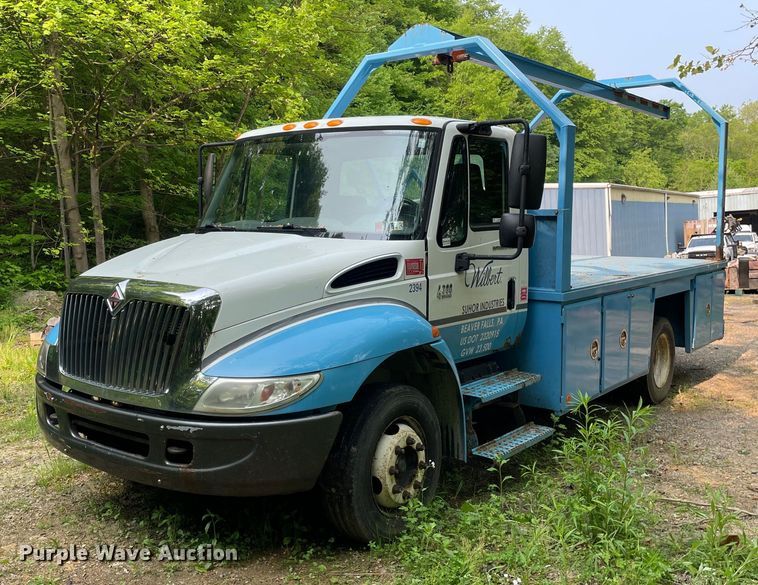 2004 International 4300  flatbed truck - LJ9712