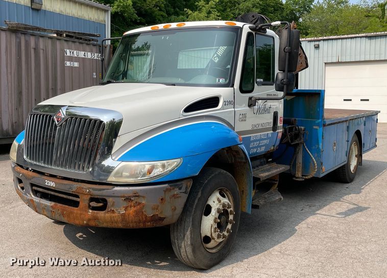 2004 International 4300  flatbed truck - LJ9713