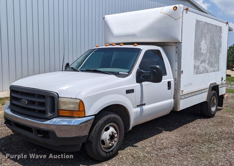 2001 Ford F350 Super Duty  box truck - LM9791