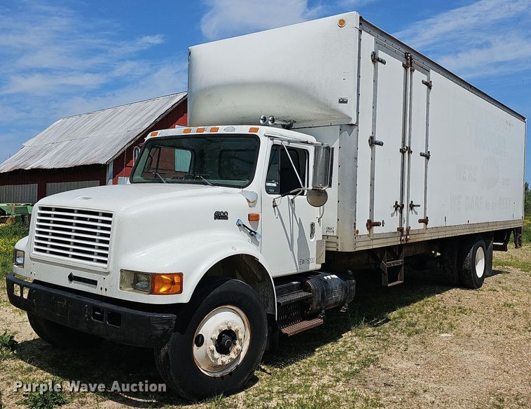 1997 International 4900  box truck - LW9621