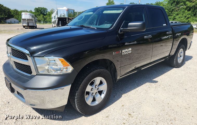 2016 Dodge Ram 1500  Crew Cab pickup truck - LX9682