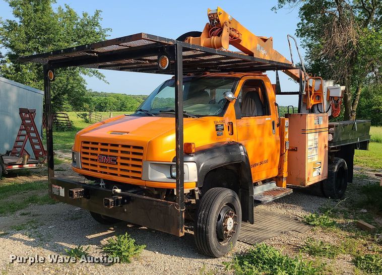 2006 GMC C5500  bucket truck - MO9860