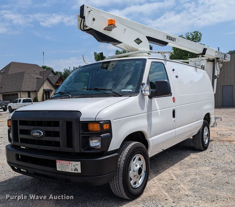 2010 Ford E350 Super Duty  van with bucket lift - MX9290