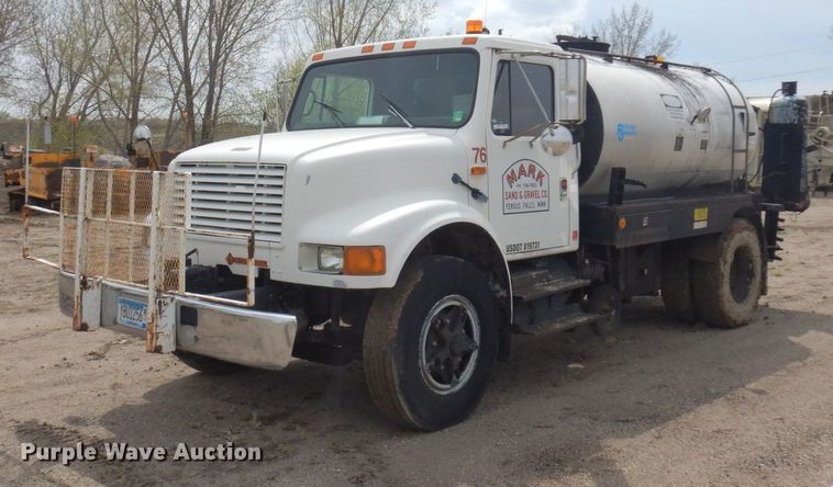 1990 International 4700  oil distributor truck - AF9736