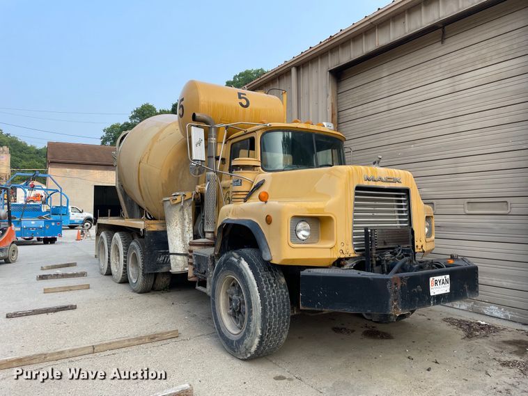 1999 Mack DM690S  ready mix truck - LJ9709