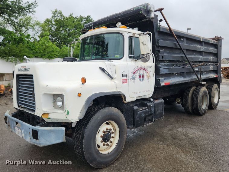 1999 Mack DM690S  dump truck - LX9579