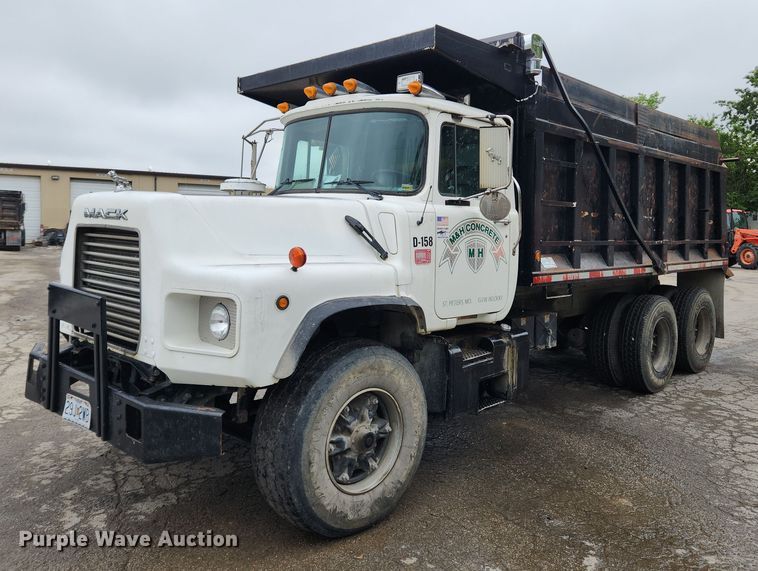1999 Mack DM690S  dump truck - LX9581