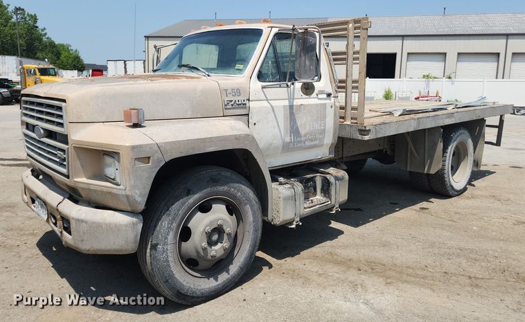 1992 Ford F700  flatbed truck - LX9588