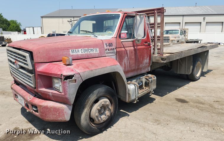 1992 Ford F600  flatbed truck - LX9638