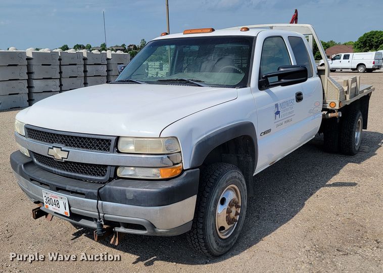 2002 Chevrolet Silverado 3500  Ext. Cab flatbed pickup truck - ML9414
