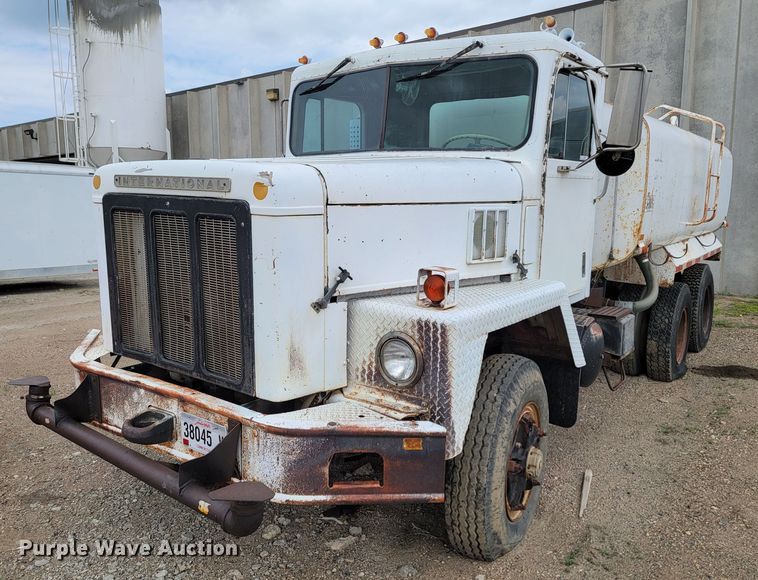 1977 International F-5070  tank truck - ML9420