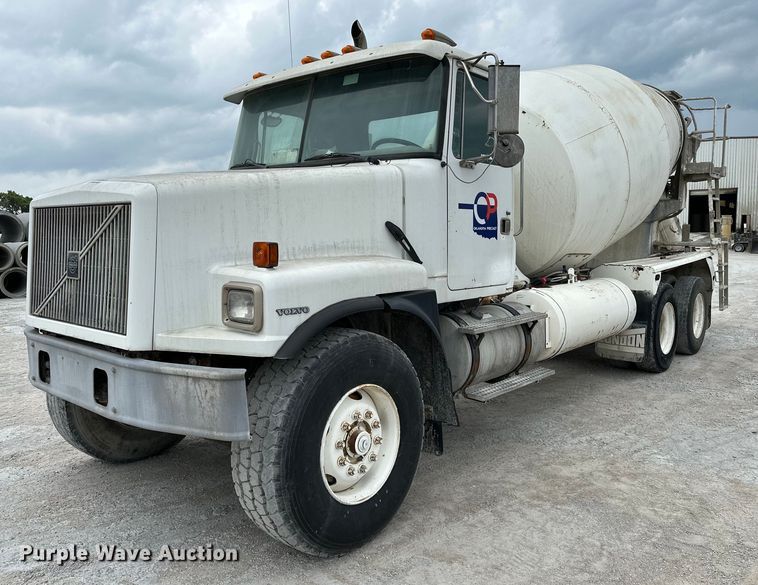 2000 Volvo WGM  ready mix truck - OG9011