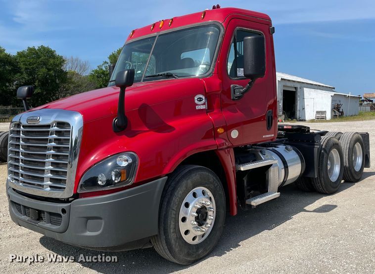 2015 Freightliner Cascadia 125  semi truck - DM0277