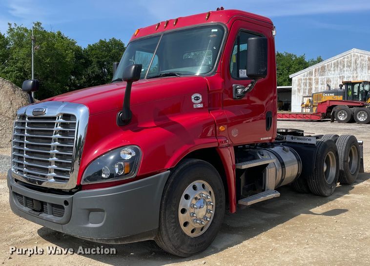 2015 Freightliner Cascadia 125  semi truck - DM0278