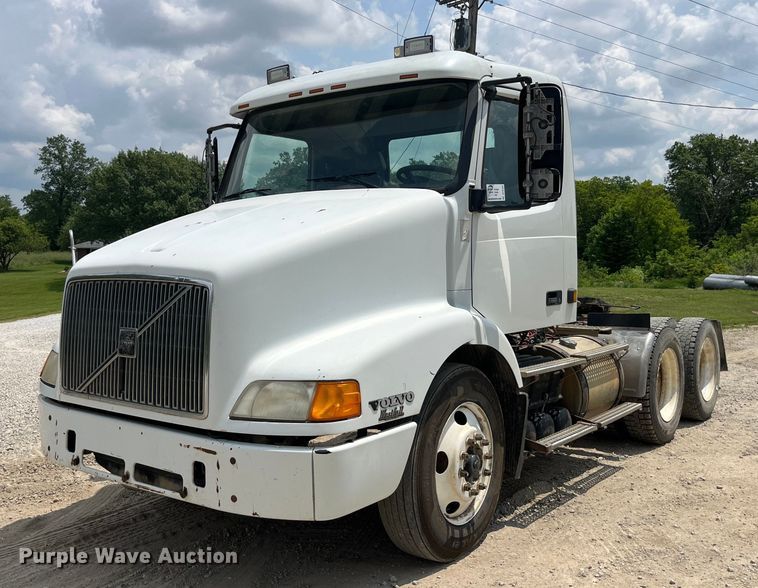 2000 Volvo VNM  semi truck - DP0494