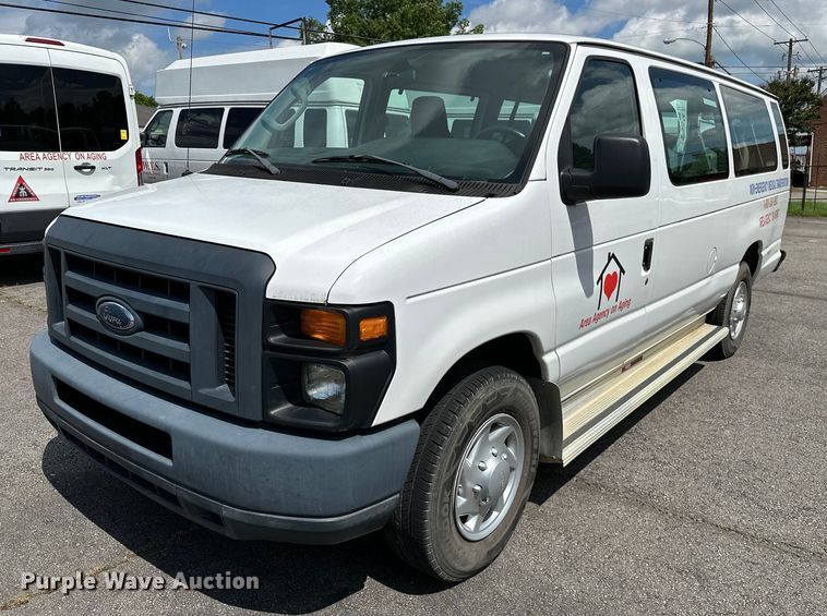 2013 Ford E350 Super Duty  van - DP3110