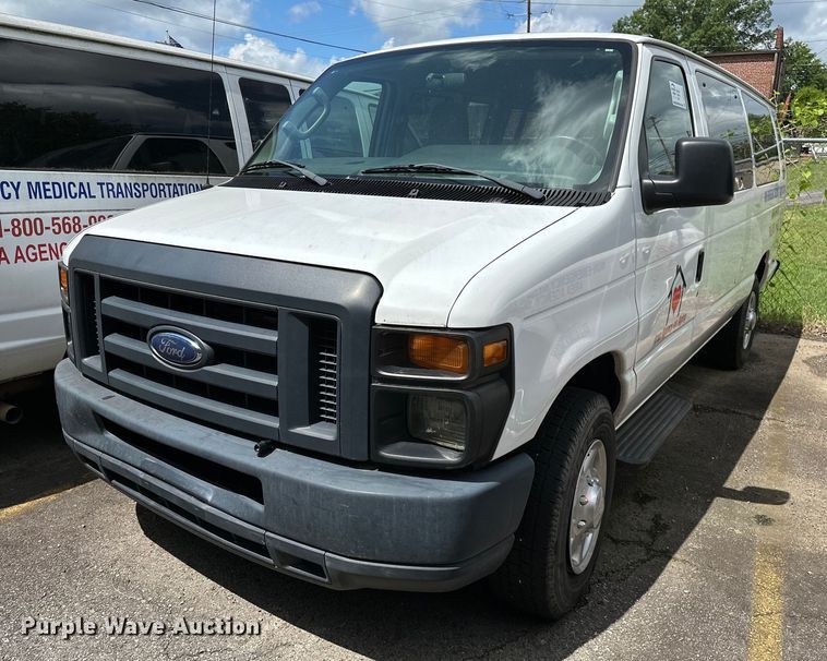 2013 Ford E350 Super Duty  van - DP3111