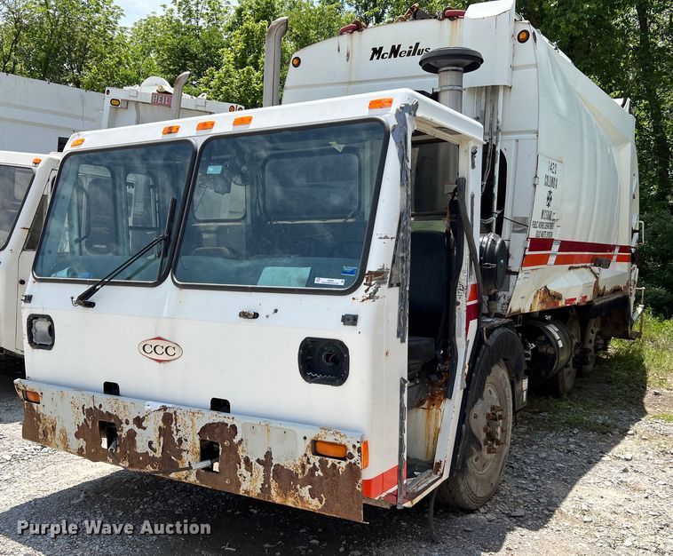 2003 Crane Carrier Low Entry  refuse truck - II9056