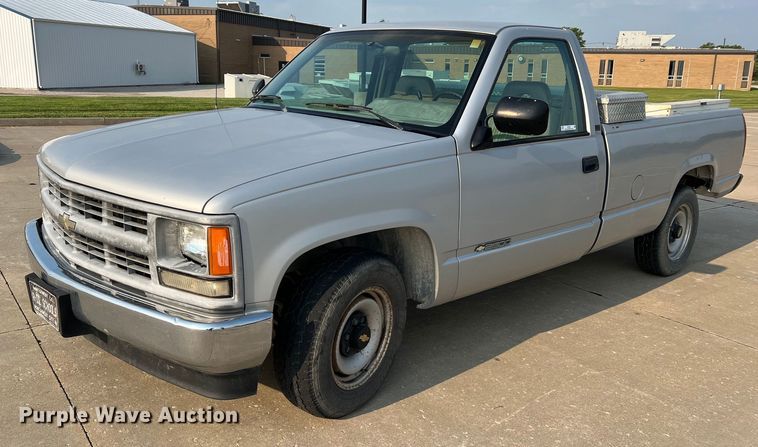 1994 Chevrolet C2500  pickup truck - II9106