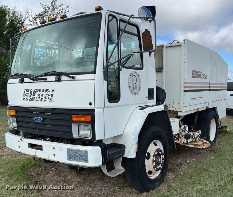 1997 Ford CF8000  street sweeper truck - LB9292