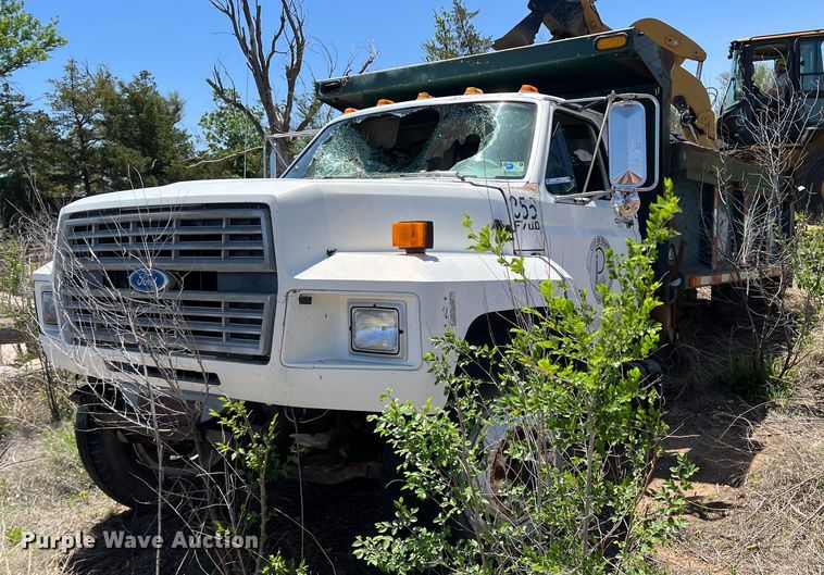 1993 Ford F700  dump truck - LB9310