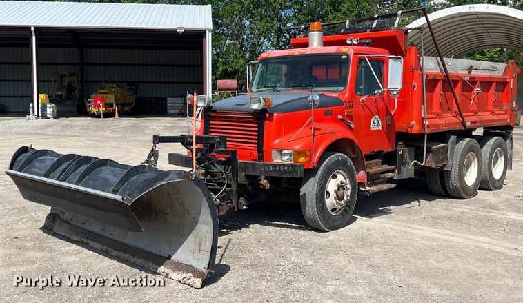 1997 International 4900  dump truck - LG9206